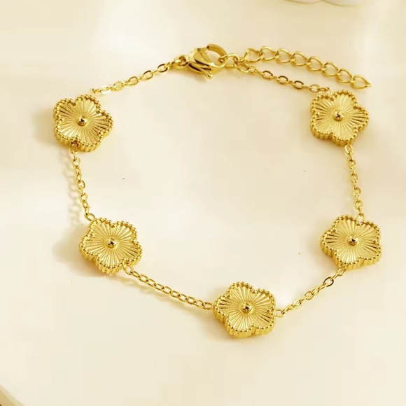 Alhambra Gold Floral Bracelet - Picture 3 of 11